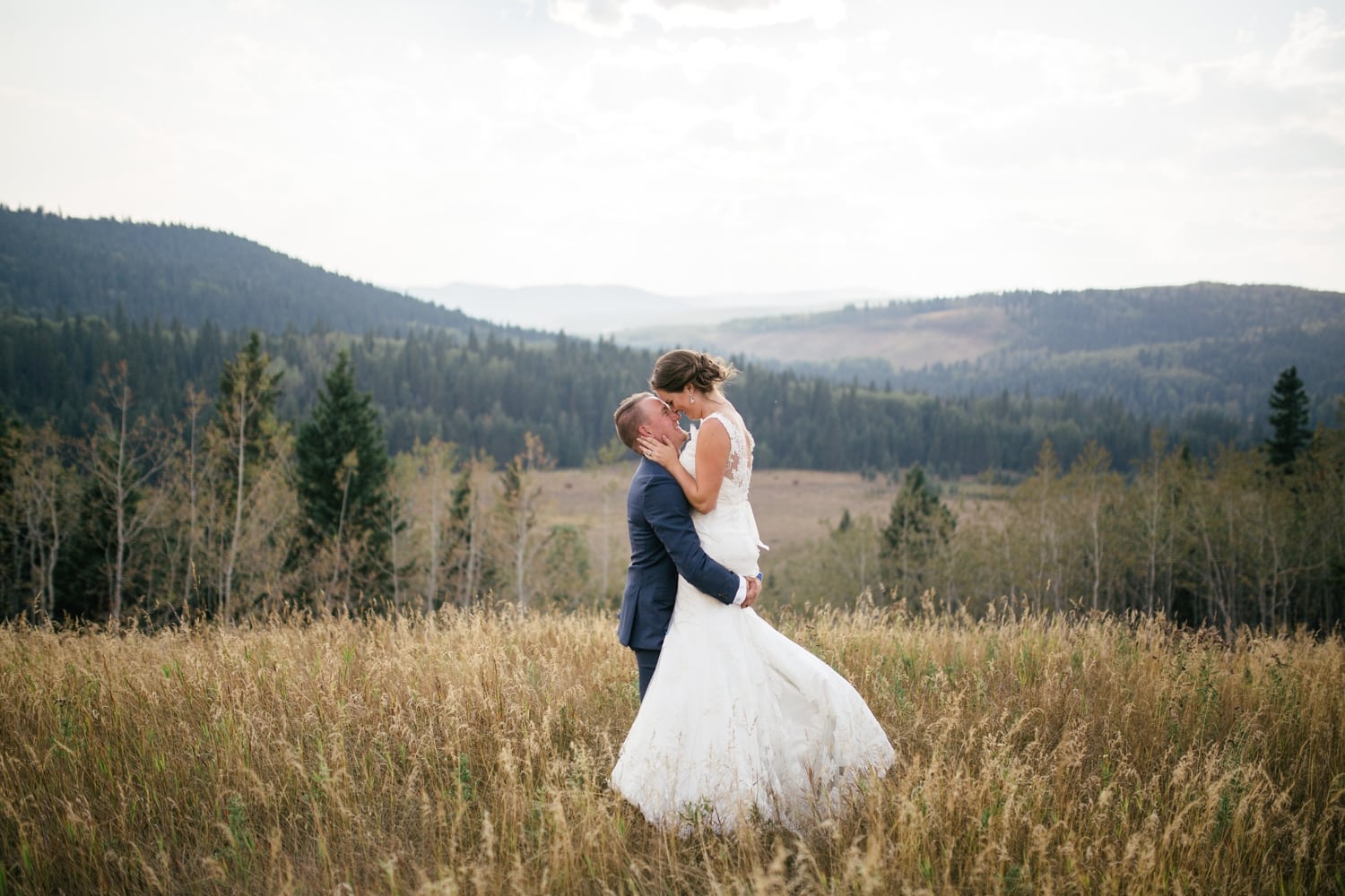 Outdoor Wedding Photographer | Julia + Taylor Priddis Wedding | Laura  Barclay Photography